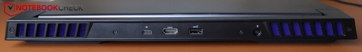 Achterkant: USB-C 3.2 Gen 2 (10 GBit/s, DP), HDMI 2.1, USB-A (5 GBit/s), voeding