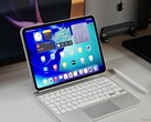iPad Pro M5 geplaatst op een bureau met een wit Magic Keyboard en Apple Pencil. (Afbeeldingsbron: Notebookcheck)