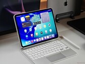 iPad Pro M5 geplaatst op een bureau met een wit Magic Keyboard en Apple Pencil. (Afbeeldingsbron: Notebookcheck)