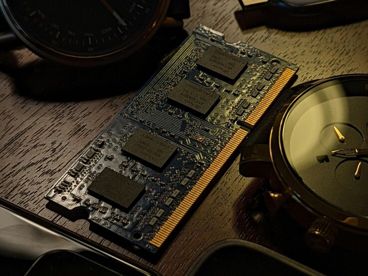 RAM-module op een houten bureau (Afbeelding bron: Obi Onyeador/Pexels)