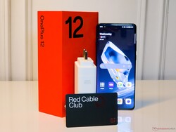 Een SuperVOOC-oplader van 100 W, een USB Type-A naar Type-C kabel en een Red Cable Club-lidmaatschap zijn inbegrepen in de doos