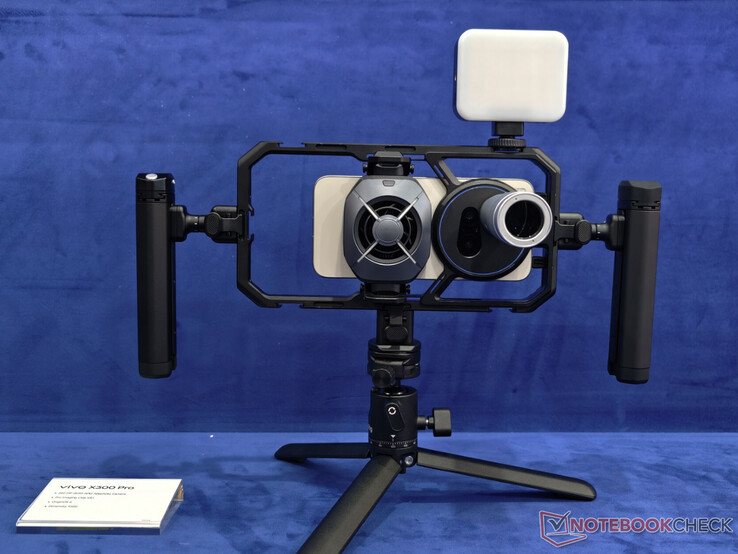 De Vivo X300 Pro in de camerakooi van de X300 Ultra.