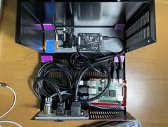 Het binnenste circuit met de Raspberry Pi 4B in het hart van dit alles (Afbeeldingsbron: Rodmg via Hackaday)
