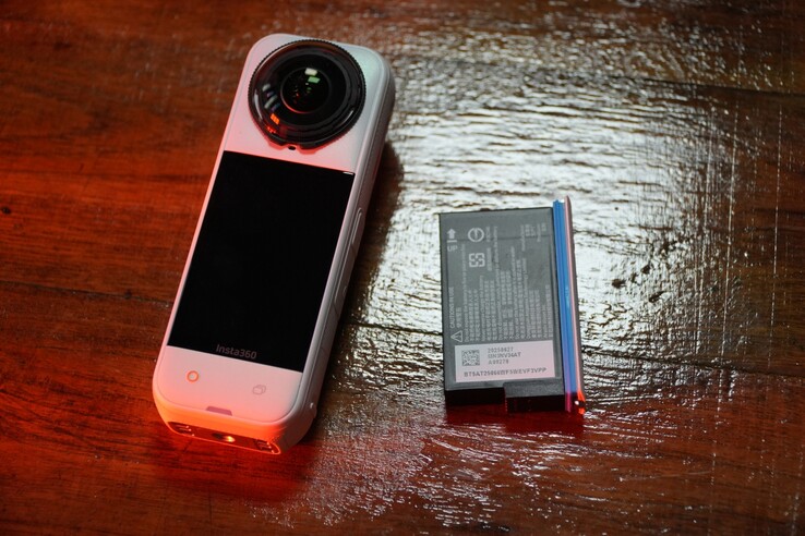 De Insta360 X5 heeft een accu van 2400 mAh (Afbeelding bron: Abhinav Fating/Notebookcheck)