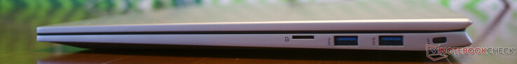 microSD; 2x USB 3.2 Gen 1 (Type-A); slot voor kabelslot (slim Kensington-slot)