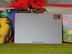 Het metalen chassis is een van de redenen waarom de Idea Tab Pro er veel beter uitziet dan zijn prijs doet vermoeden. (Afbeeldingsbron: Notebookcheck)