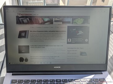 Honor MagicBook 14 buiten (zon van achter de laptop)