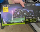 Een PNY RTX 5080 GPU gekocht bij Walmart tegen een afgeprijsde prijs die lager is dan MSRP. (Afbeeldingsbron: CPrizzy op Reddit)