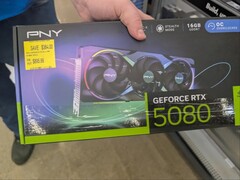Een PNY RTX 5080 GPU gekocht bij Walmart tegen een afgeprijsde prijs die lager is dan MSRP. (Afbeeldingsbron: CPrizzy op Reddit)