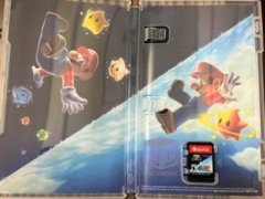 Het artwork aan de binnenkant van de Switch cartridge van de Super Mario Galaxy 1+2 bundel (bron: ForeverPhysical X)