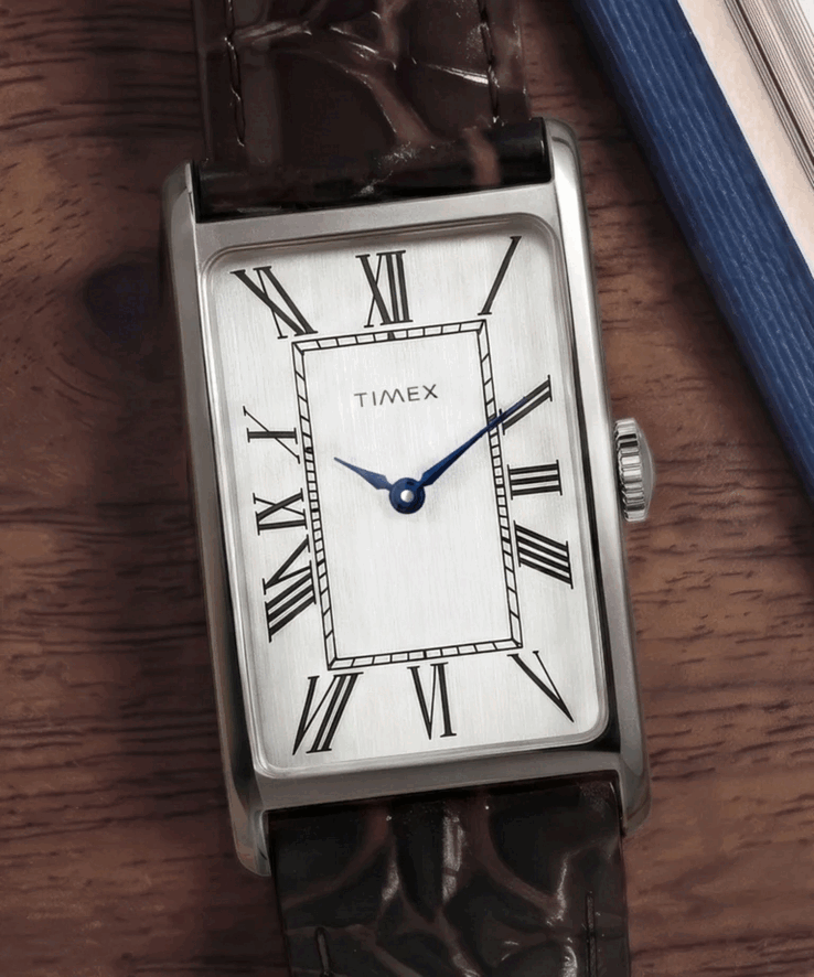 De kast is van gepolijst roestvrij staal, 21 mm breed, 36 mm van lug tot lug en 8,5 mm dik, en wordt aangedreven door een standaard quartz-uurwerk.