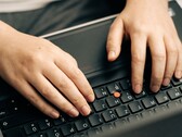 Handen die typen op een laptoptoetsenbord, symbolisch beeld voor Anthropic Claude Haiku 5.5