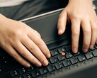 Handen die typen op een laptoptoetsenbord, symbolisch beeld voor Anthropic Claude Haiku 5.5