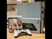 Een met de hand gemaakte "PS3 Slim Pro" met een 30th Anniversary-logo naast een DualShock 3-controller en The Last of Us-behuizing. (Afbeelding bron: Fun-Equivalent-7785 via Reddit / r/PS3)