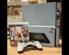 Een met de hand gemaakte "PS3 Slim Pro" met een 30th Anniversary-logo naast een DualShock 3-controller en The Last of Us-behuizing. (Afbeelding bron: Fun-Equivalent-7785 via Reddit / r/PS3)