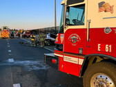 Sacramento brandweerlieden omgaan met de Model S verbranding (afbeelding: Metro Fire Sacramento)