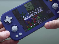 Een hands-on foto van de Anbernic RG476H in zijn op de Gamecube geïnspireerde kleurenoptie. (Afbeelding bron: Retro Game Corps)