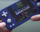 Een hands-on foto van de Anbernic RG476H in zijn op de Gamecube geïnspireerde kleurenoptie. (Afbeelding bron: Retro Game Corps)
