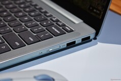Lenovo IdeaPad Vibe: Aansluitingen aan de rechterzijde.
