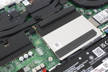 De twee SODIMM-sleuven worden beschermd door een aluminium schild