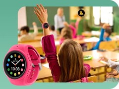 De studentvriendelijke Pearson Revibe, hier afgebeeld met een klaslokaal op de achtergrond, is slechts een aangepaste Galaxy Watch 7. (Afbeeldingsbron: Samsung) 