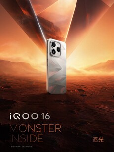 iQOO 16 in Chasing Light