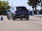 De Mercedes-Benz EQS 580 4MATIC verliest zijn zelfbeheersing in de km77 elandentest, waarbij hij kegels uitschakelt zoals Mario op Goombas trapt. (Afbeelding bron: screenshot van km77 op YouTube)