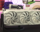 PowerColor's Red Devil RX 9070 XT Limited Spectral White Edition wordt op 8 april gelanceerd (Afbeelding Bron: OC3D TV, YouTube)