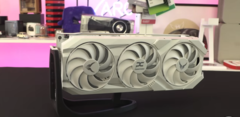 PowerColor&#039;s Red Devil RX 9070 XT Limited Spectral White Edition wordt op 8 april gelanceerd (Afbeelding Bron: OC3D TV, YouTube)