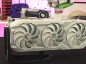 PowerColor's Red Devil RX 9070 XT Limited Spectral White Edition wordt op 8 april gelanceerd (Afbeelding Bron: OC3D TV, YouTube)