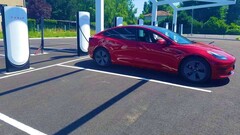 Tesla bij een nieuw V4 Supercharger-station in Frankrijk (afbeelding: Alexandre Druliolle)