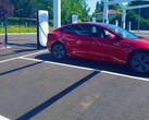 Tesla bij een nieuw V4 Supercharger-station in Frankrijk (afbeelding: Alexandre Druliolle)