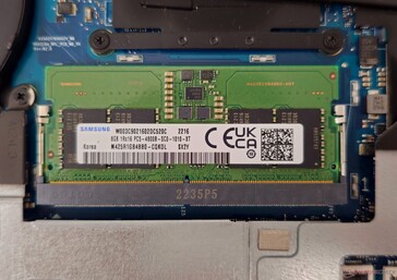 Er kan slechts één extra DDR5 SO-DIMM worden geïnstalleerd