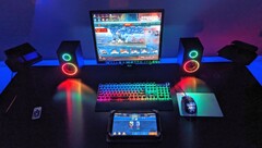 Genesis Holm 510 RGB gaming bureau met Helium 300BT ARGB luidsprekers en Thor 400 RGB toetsenbord (Bron: Eigen)