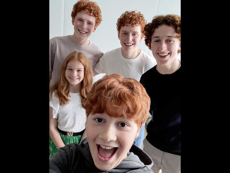 Afgebeeld: Wemel acteurs Tristan Harland (Fred Wemel), Gabriel Harland (George Wemel), Ruari Spooner (Percy Wemel), Gracie Cochrane (Ginny Wemel) en Alastair Stout (Ron Wemel) in de nieuwe Harry Potter serie.