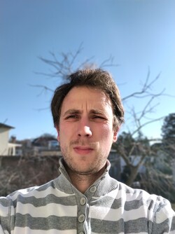 Selfie genomen met de front-facing camera van de Nokia 5.4