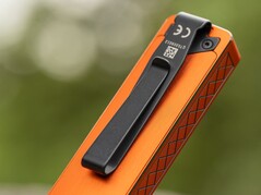 De Olight ArkPro Ultra is aan de achterzijde voorzien van een stevige metalen clip.