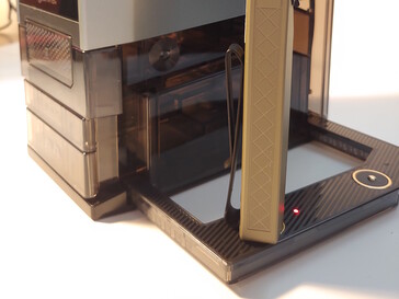 Statuslampjes zijn verborgen achter zaklampen. (Afbeeldingsbron: Notebookcheck)