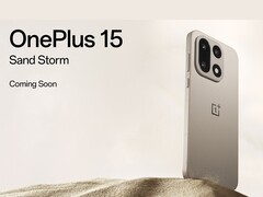 OnePlus 15 Sand Storm edition smartphone met drievoudige cameraopstelling tegen een achtergrond van woestijnzand. (Afbeeldingsbron: OnePlus)