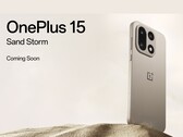 OnePlus 15 Sand Storm edition smartphone met drievoudige cameraopstelling tegen een achtergrond van woestijnzand. (Afbeeldingsbron: OnePlus)