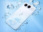 De Oppo A7 Pro herbergt slechts één camera in een grote, pilvormige cameramodule.