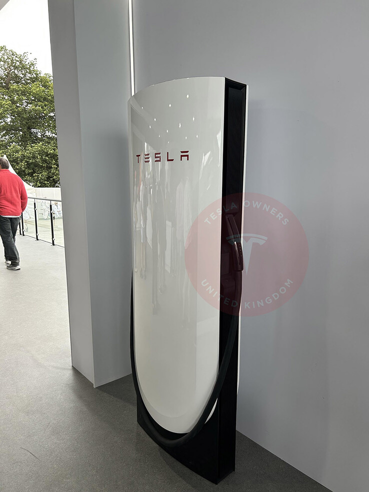 De V4 Supercharger-paal met voorbereiding voor kaartbetaalterminal (afbeelding: Tesla Owners UK/Twitter)