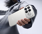 De Redmi K100 Pro Max is voorzien van een 2.1-kanaals luidsprekersysteem met Sound by Bose. Afgebeeld: een promotiefoto van de achterzijde van de telefoon.