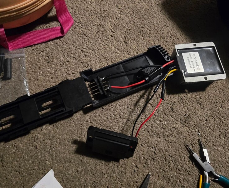 Een zelfgemaakte opstelling met interne bedrading en een DC-DC converter aangesloten op een eBike accu-adapter, gemaakt om een ASUS ROG Ally X handheld apparaat veilig van stroom te voorzien. (Afbeeldingsbron: DoggoLord27 via r/ROGAlly)