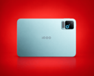 iQOO Pad Pro-gamingtablet getoond van de voor- en achterkant.