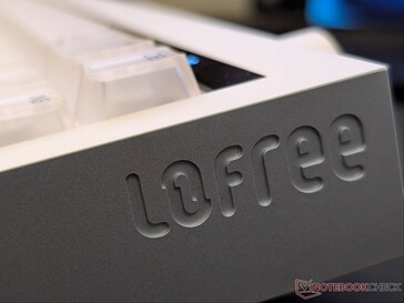 Het Lofree-logo is aan de rechterzijde in reliëf aangebracht.