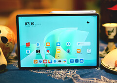 De Huawei M-Pencil Pro wordt magnetisch bevestigd aan de MatePad 11.5 S.