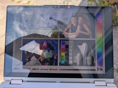 Buiten in de schaduw. Verblinding is nog steeds overheersend