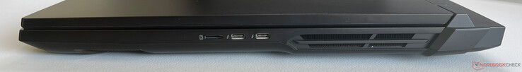 Rechts: microSD-kaartlezer, 2x USB-C 4.0 met Thunderbolt 5 (80 GBit/s, DisplayPort 2.1, 1x Power Delivery)