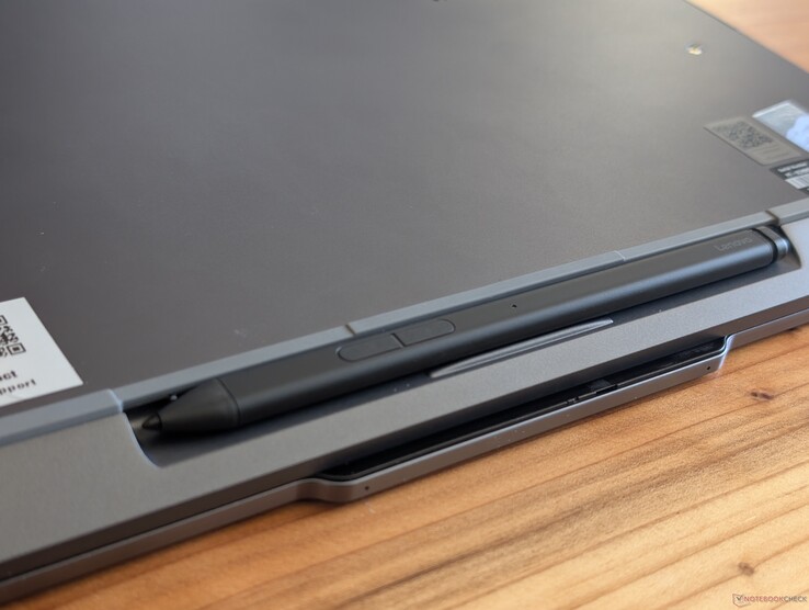 De Slim Pen 2 zit stevig en bijna gelijk met de rand in de penhouder